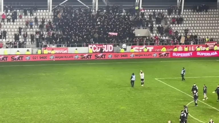 Dan Nistor, aplaudat de fanii lui Dinamo la finalul meciului cu U Cluj
