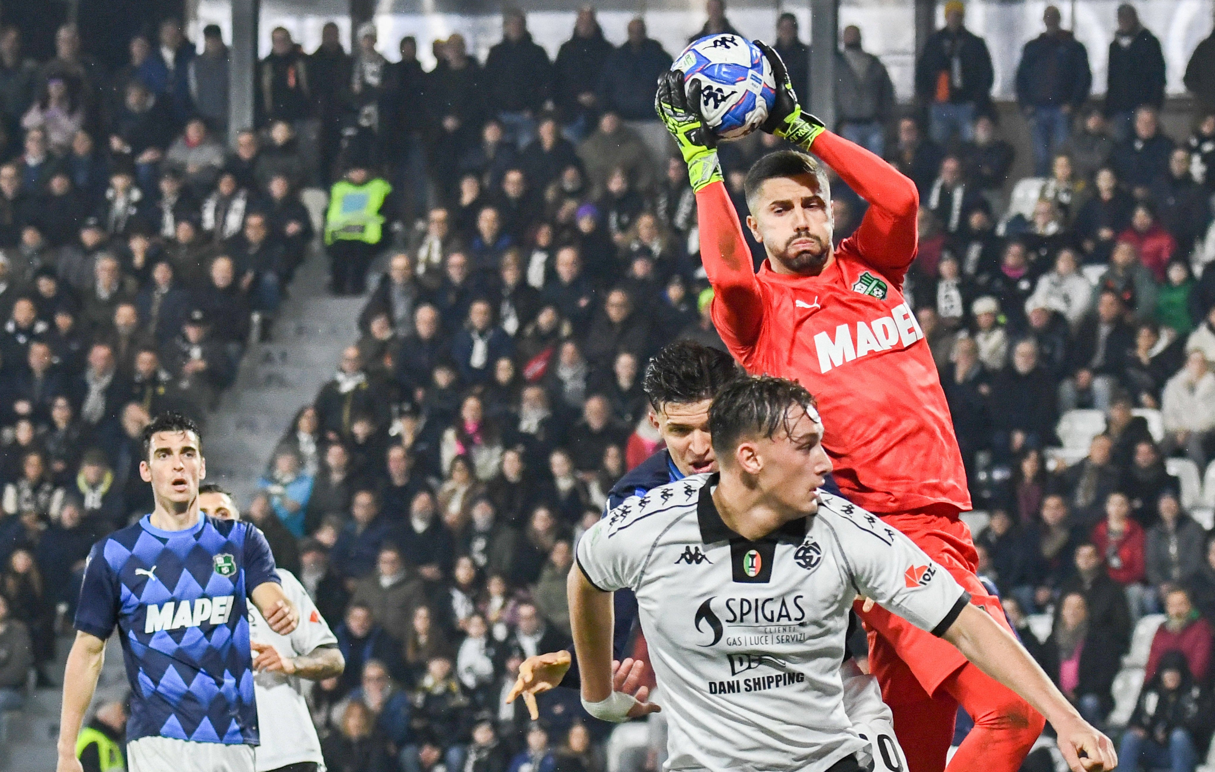 Sassuolo pierde, dar răm&acirc;ne lider și Horațiu Moldovan e desemnat jucătorul meciului de adversari
