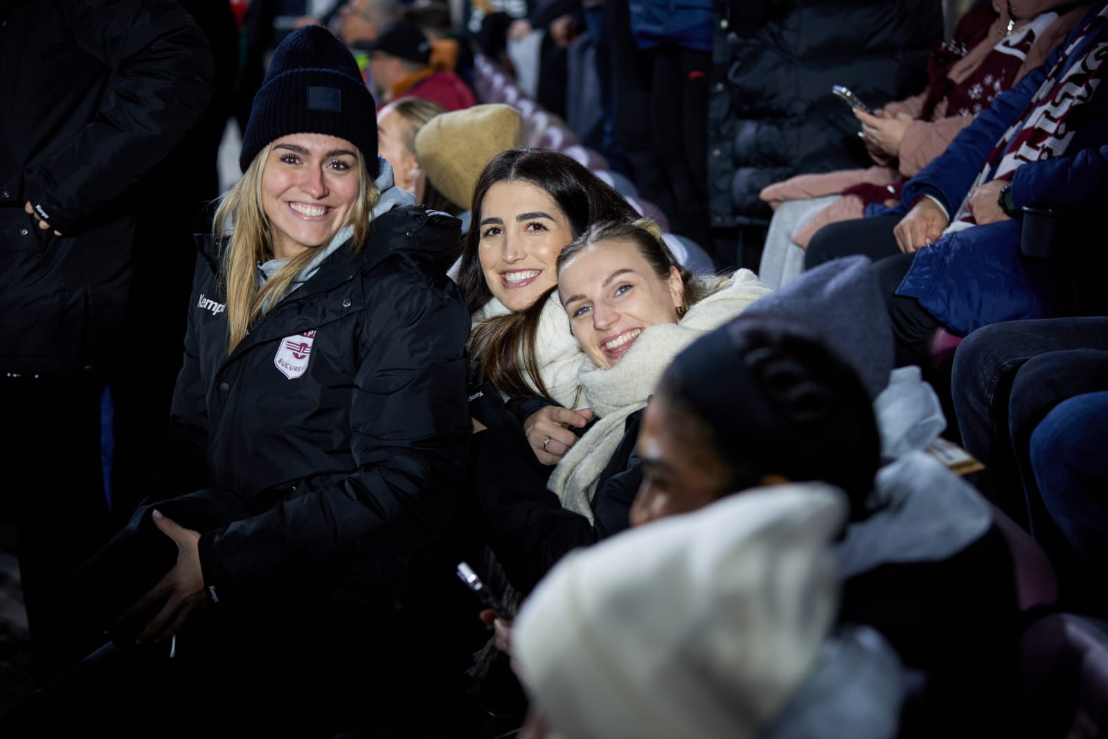 Handbalistele de la Rapid i-au &icirc;ncurajat din tribune pe jucătorii lui Șumudică. Imagini din Giulești