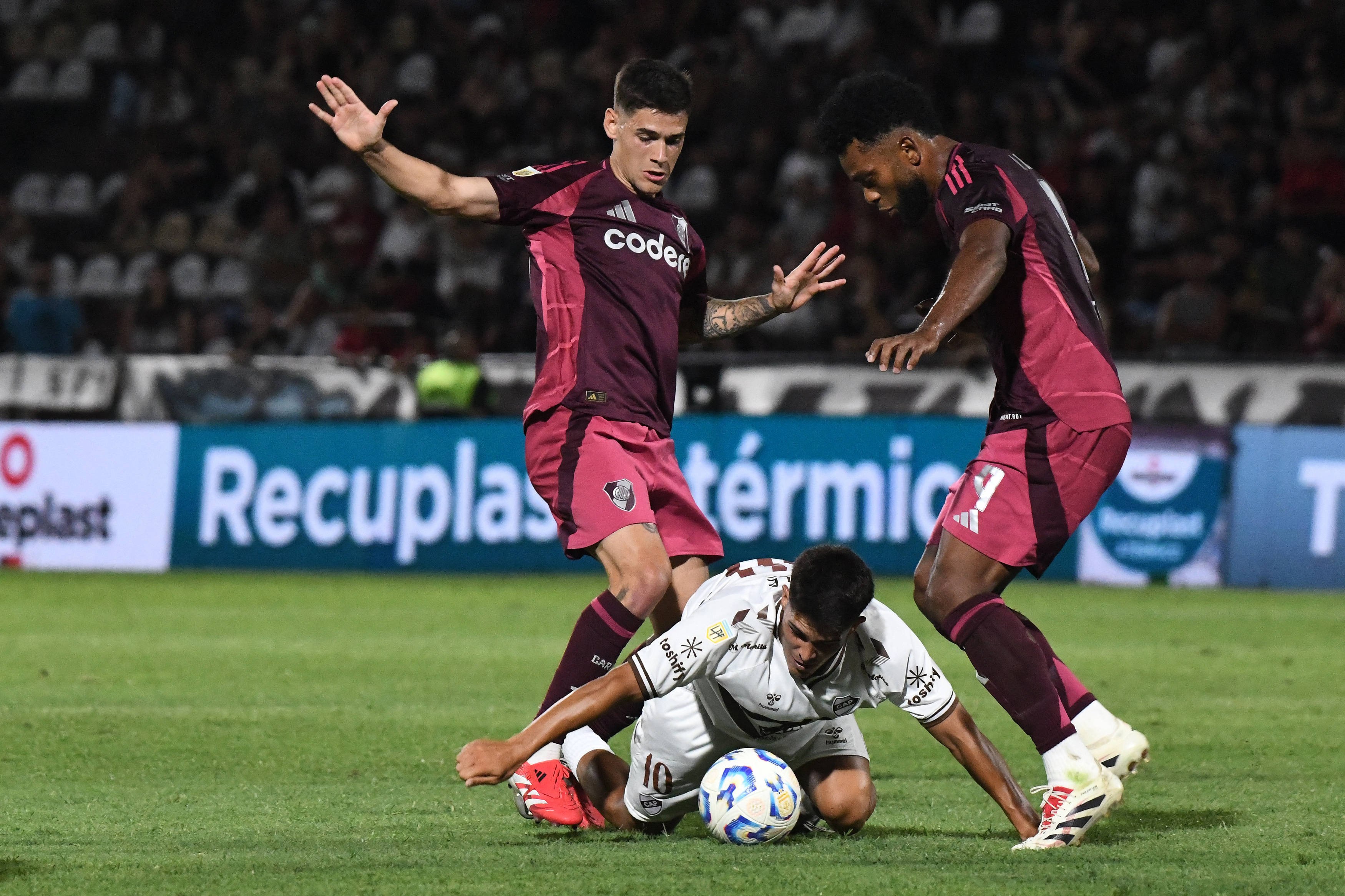 A &icirc;nceput campionatul-mamut din Argentina, cu 30 de echipe &icirc;n prima ligă! Ce au făcut Boca Juniors și River Plate