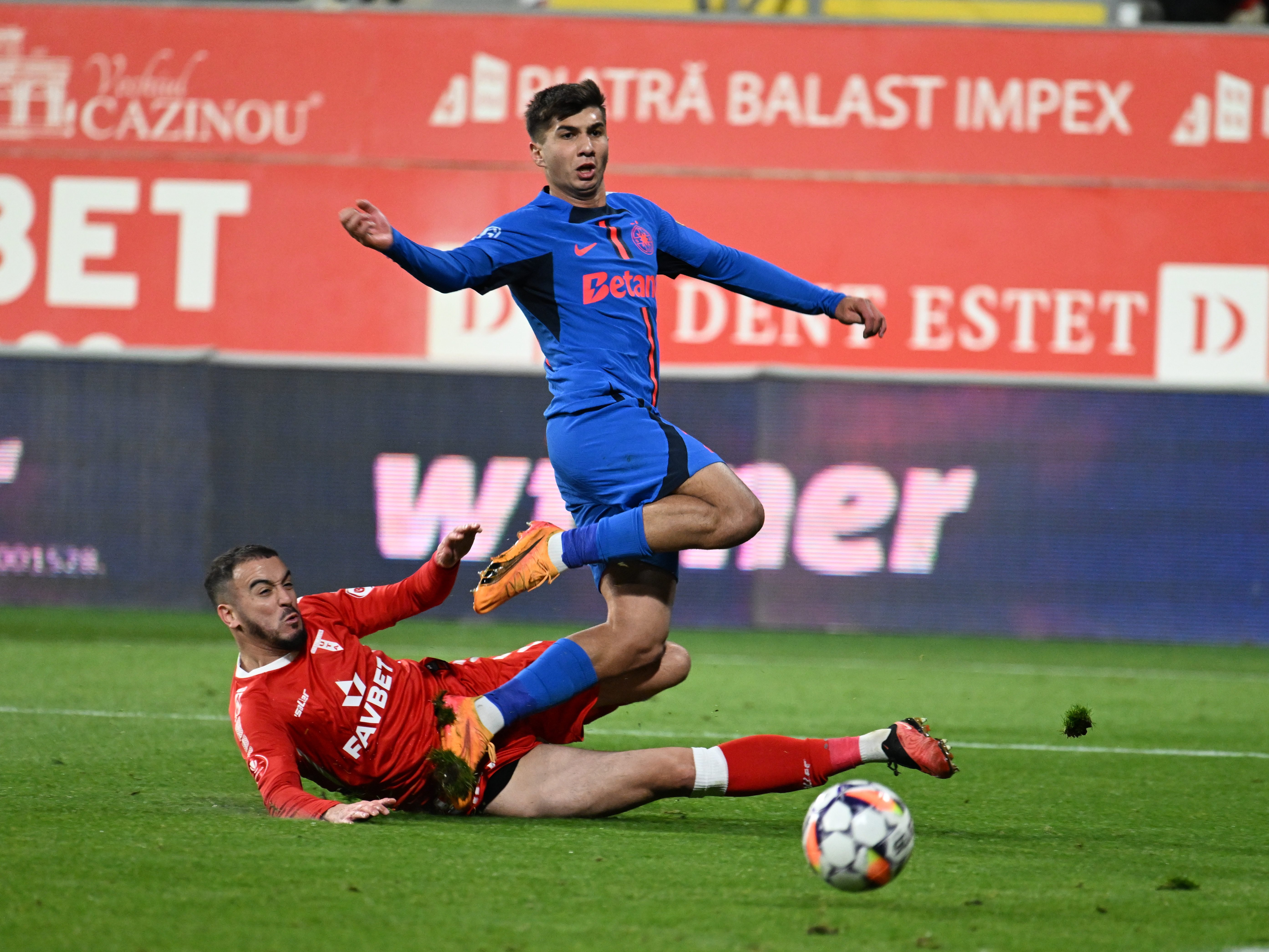 Cu asta schimbi regula fotbalului . Opinie radicală după penalty-ul acordat FCSB-ului &icirc;n meciul cu UTA Arad