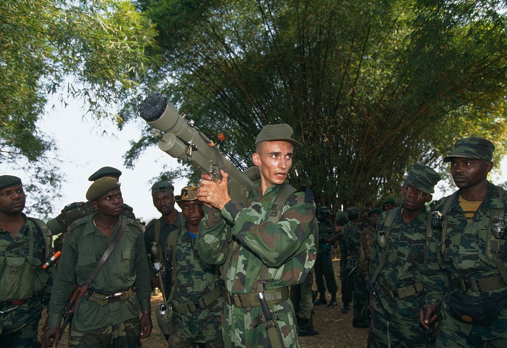 Un grup mare de mercenari rom&acirc;ni, printre care foști sportivi de performanță, evacuați dintr-o zonă de război din Africa!