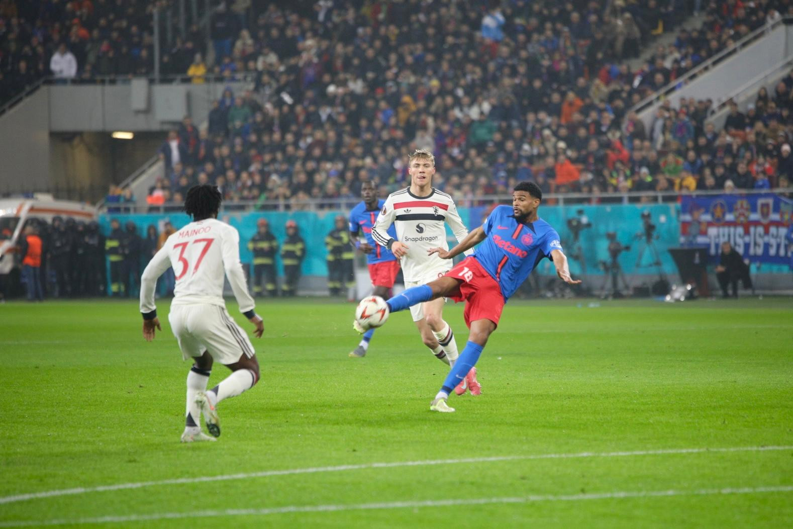 &rdquo;Are șanse!&rdquo; Britanicii s-au convins după prima repriză din meciul FCSB &ndash; Manchester United