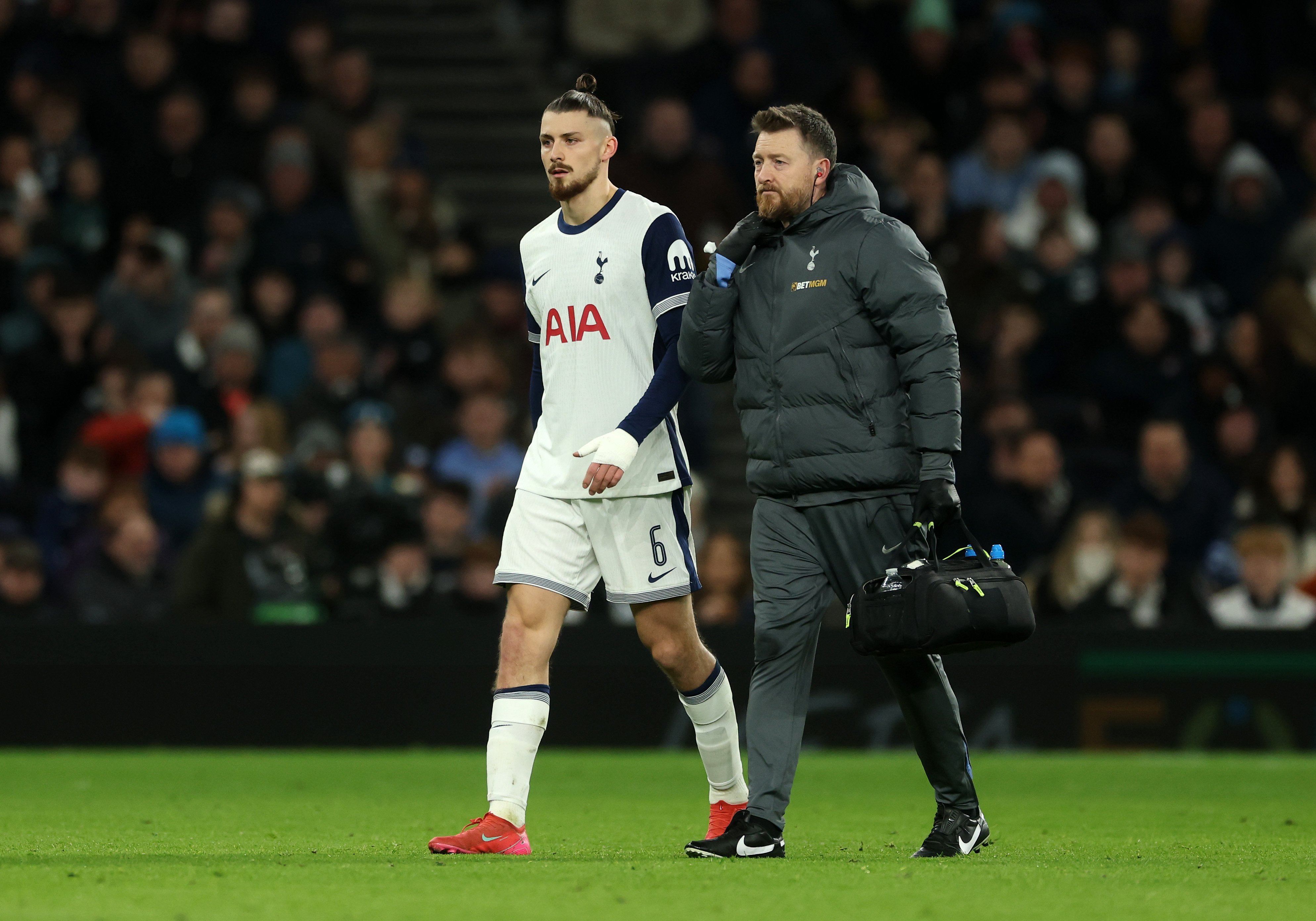 Tottenham &icirc;i transferă un &icirc;nlocuitor lui Radu Drăgușin: &rdquo;Accidentarea poate fi gravă&rdquo;