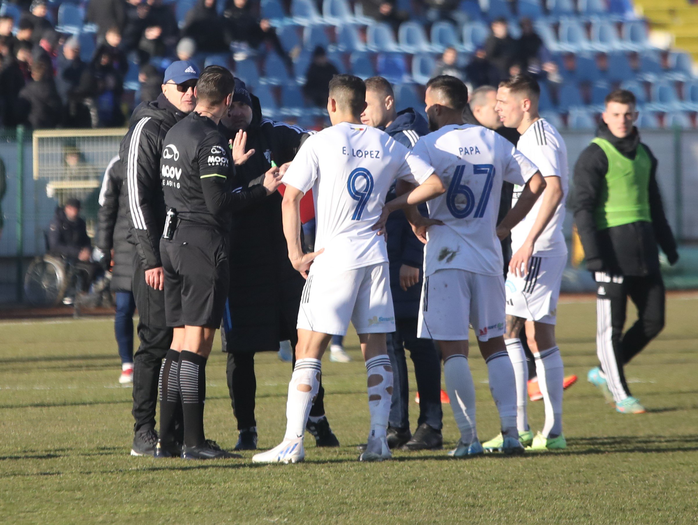 Gafă incredibilă &icirc;n Liga 1, comisă de arbitrul Vlad Băban. Jucătorii, trimiși la cabine și apoi chemați &icirc;napoi
