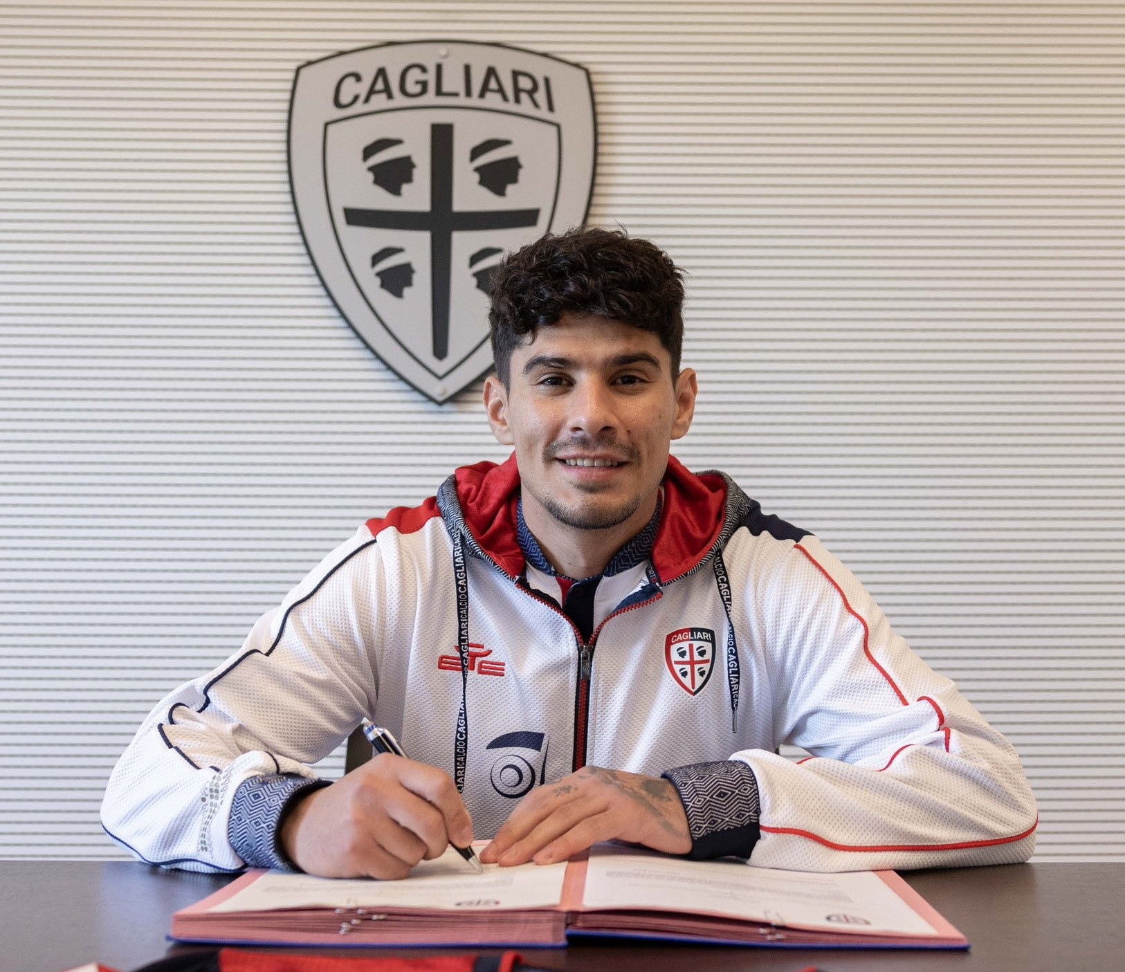 Florinel Coman a semnat cu Cagliari: prezentare inedită pentru fostul star FCSB! Transferul a fost urmărit pas cu pas de Sport.ro