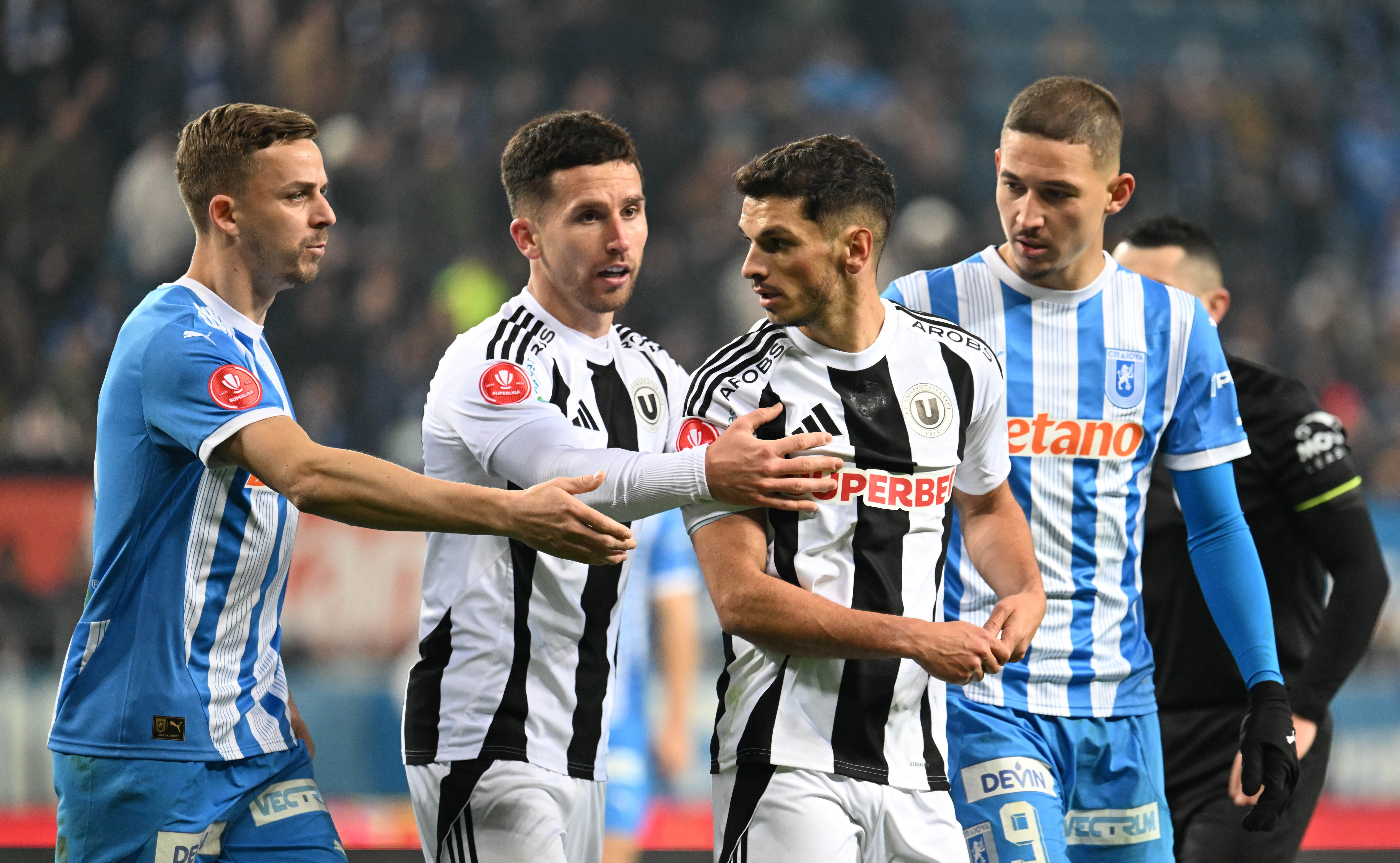 &rdquo;U&rdquo; Cluj pierde, dar răm&acirc;ne pe primul loc! Cum arată SuperLiga Rom&acirc;niei + marea șansă a lui FCSB!