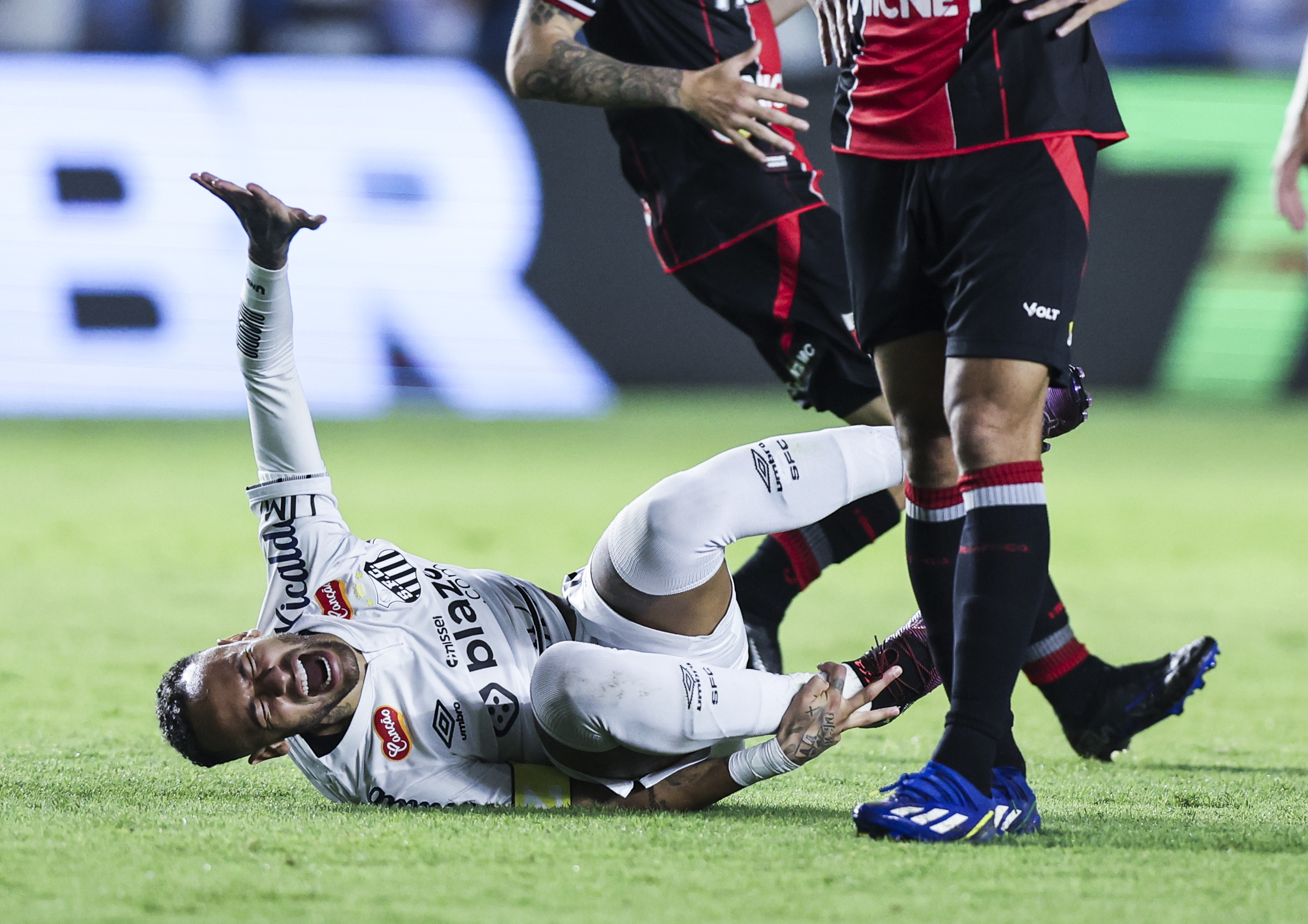 Neymar putea &icirc;nscrie la debutul pentru Santos, dar a dat pe l&acirc;ngă minge