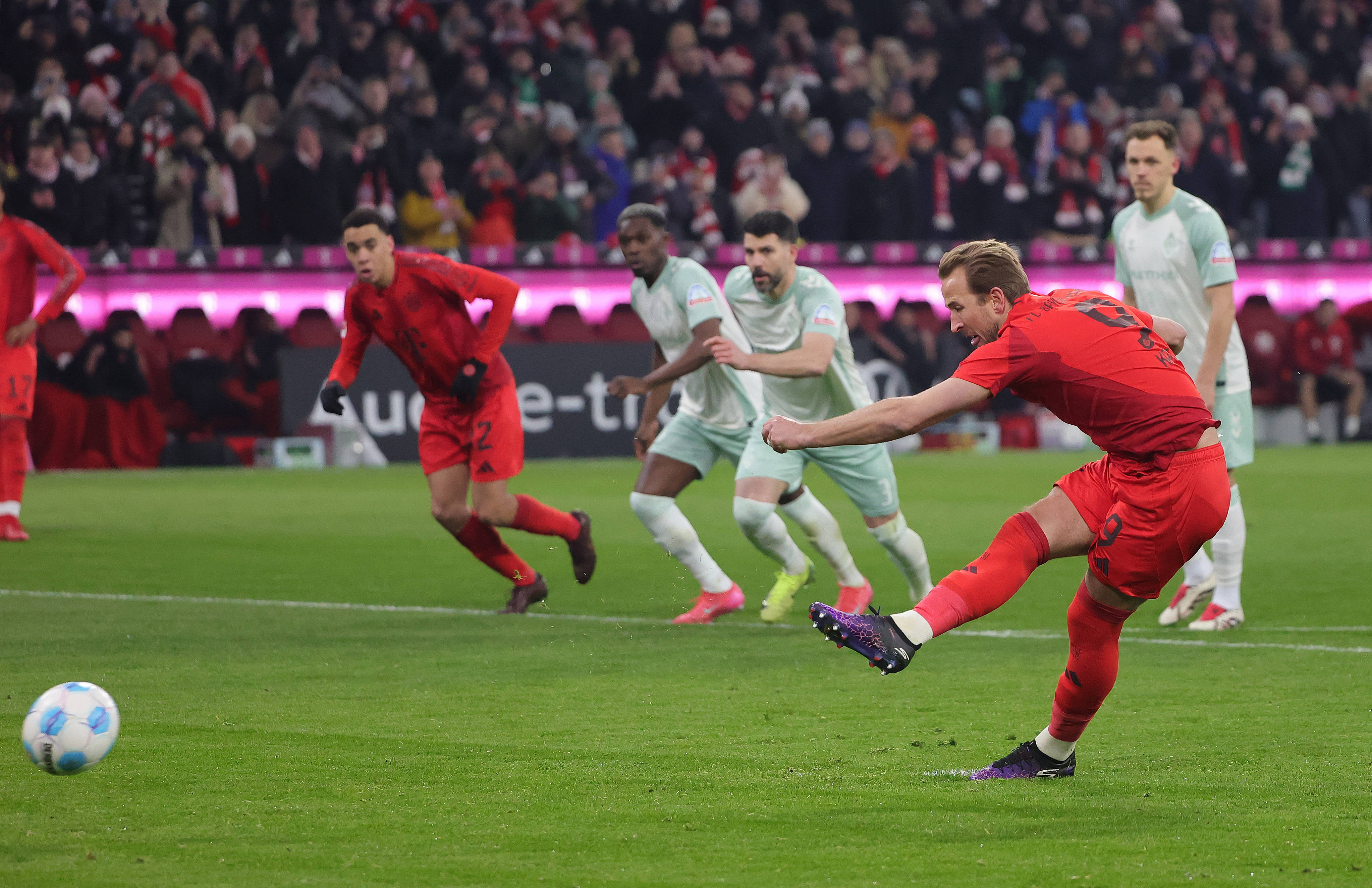 Harry Kane și Bayern Munchen &icirc;și văd &icirc;n continuare de treabă &icirc;n Bundesliga! Medie de peste 3 goluri pe meci