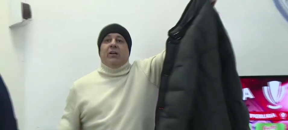 Marius Șumudică, &rdquo;săgeți&rdquo; către Alex Chipciu, după ce fotbalistul i-a ironizat stilul vestimentar: &rdquo;Am venit cu o geacă nouă!&rdquo;