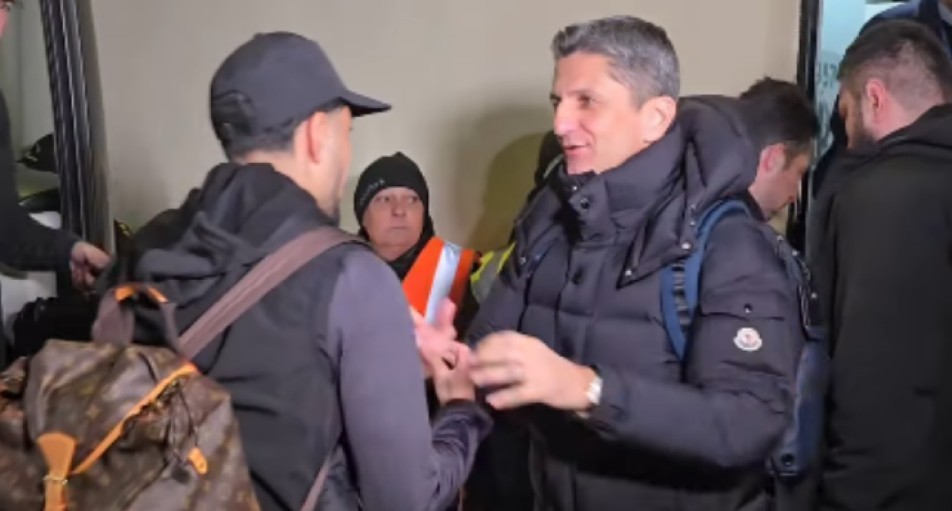 Gestul făcut de Răzvan Lucescu &icirc;naintea unui nou meci &icirc;n care n-a putut sta pe bancă: El e liderul, ghidul, figura marcantă!