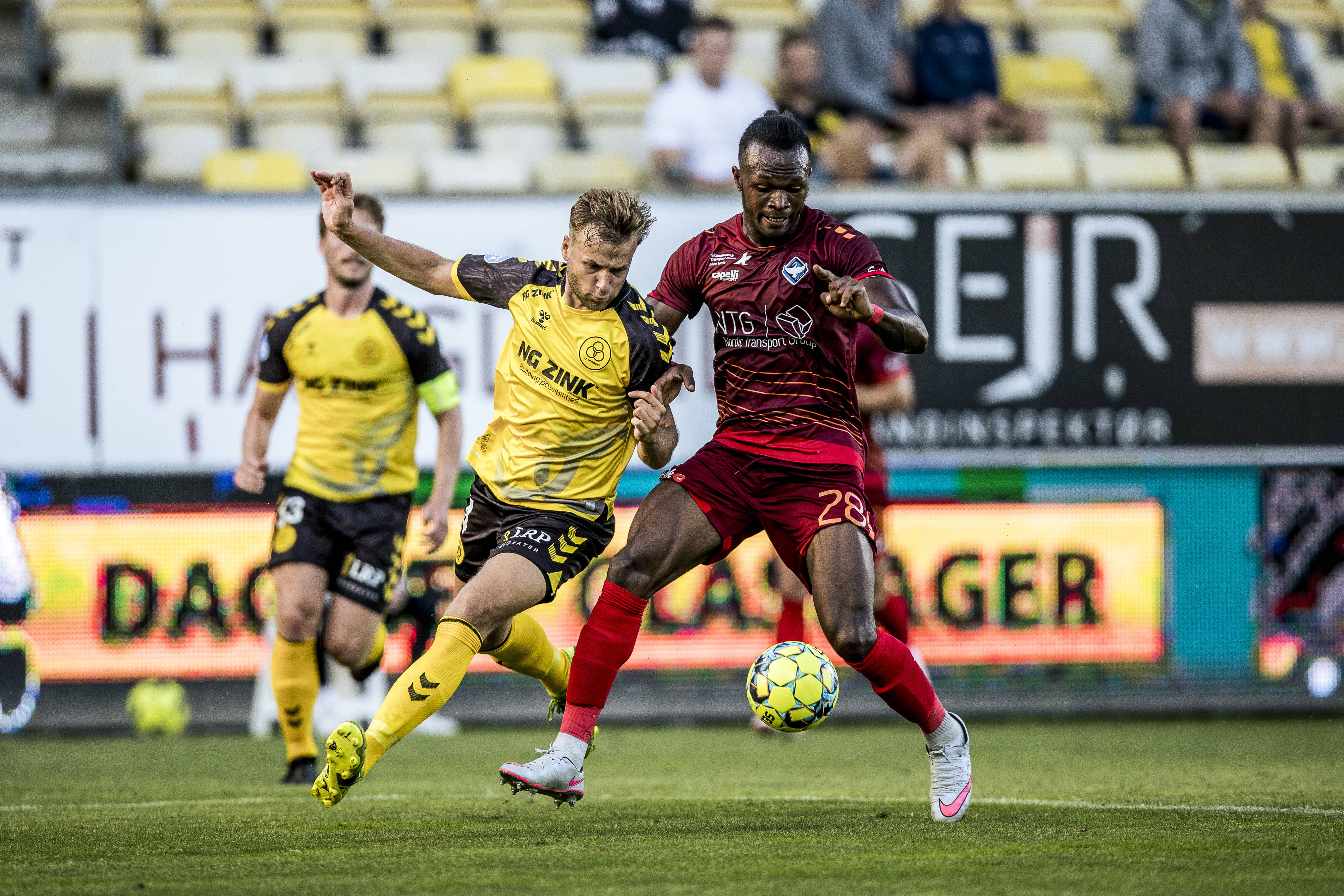 Păzea, Mircea Rednic a transferat azi la UTA Arad un atacant nigerian de 1,95 metri!