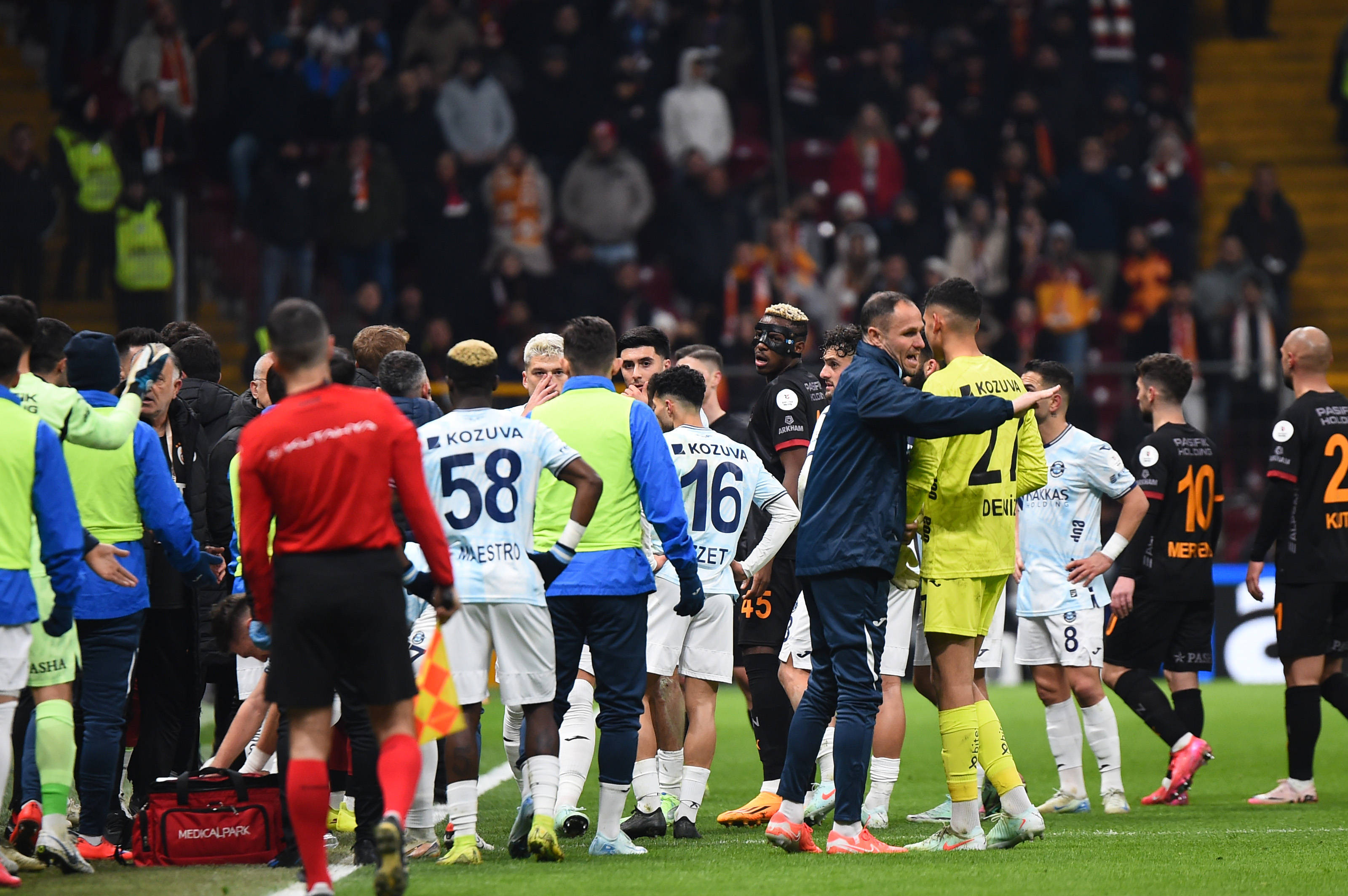 Turcia &bdquo;fierbe&ldquo;: Galatasaray &ndash; Demirspor, meci abandonat, face &icirc;nconjurul lumii după un scandal monstru