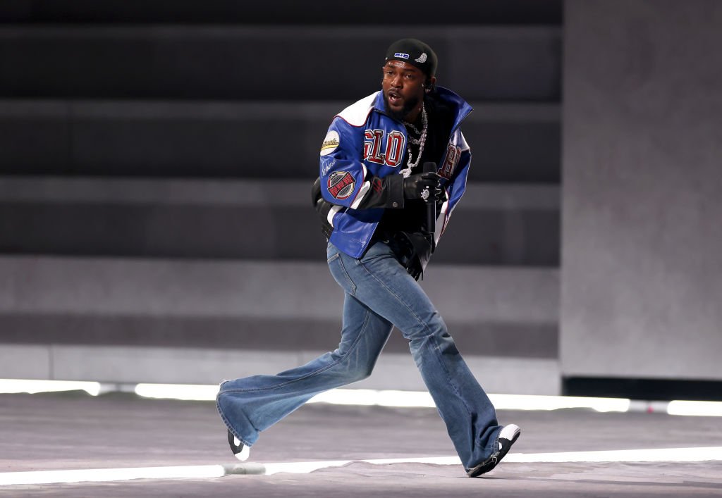 Cât costă blugii purtați de Kendrick Lamar la show-ul de la Super Bowl 2025 și mesajul din spatele ținutei: „E singurul lucru care mi-a atras atenția!”