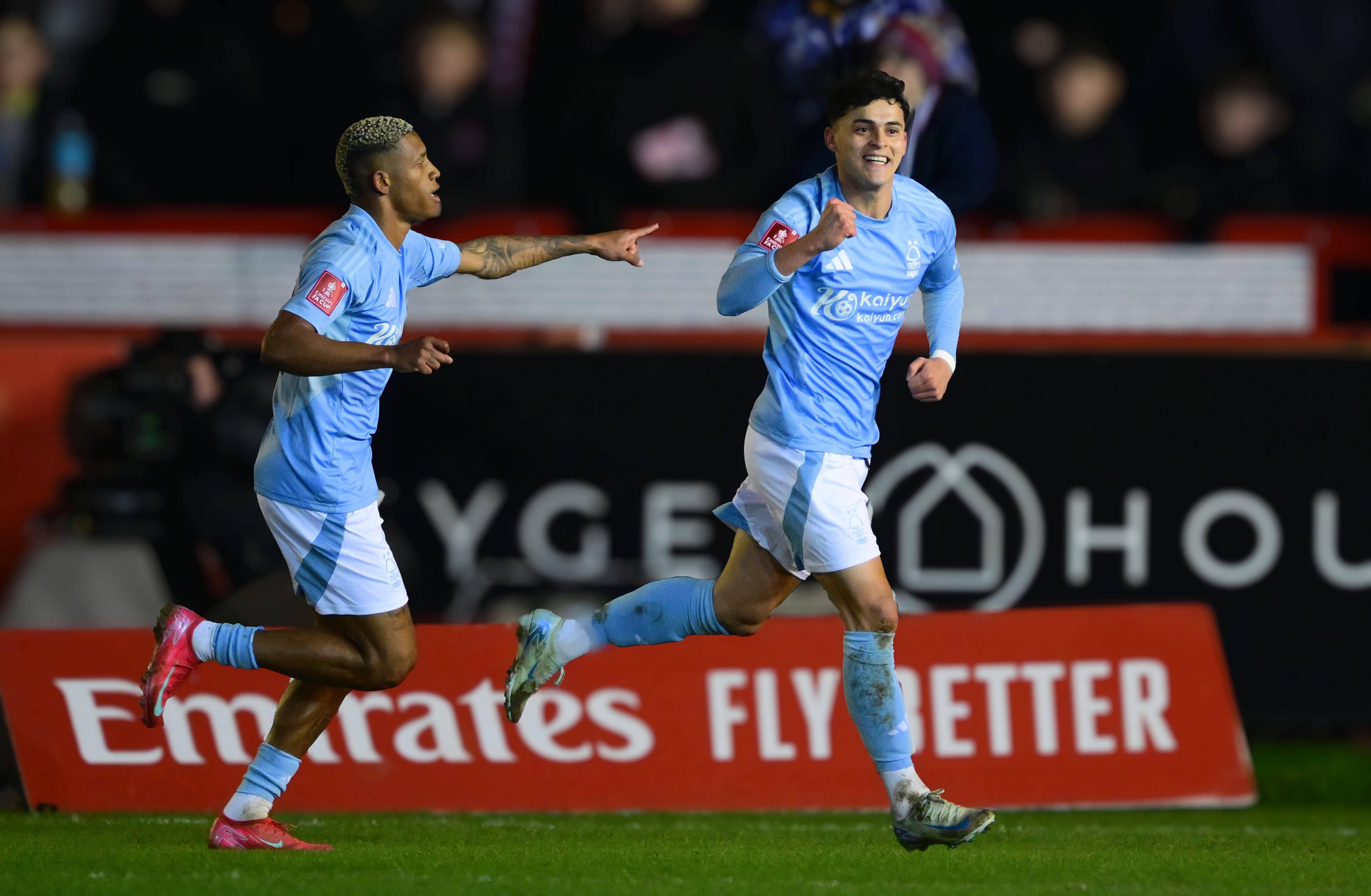 Dubla c&acirc;știgătoare de Champions League &icirc;și continuă sezonul intern de vis &icirc;n Anglia!