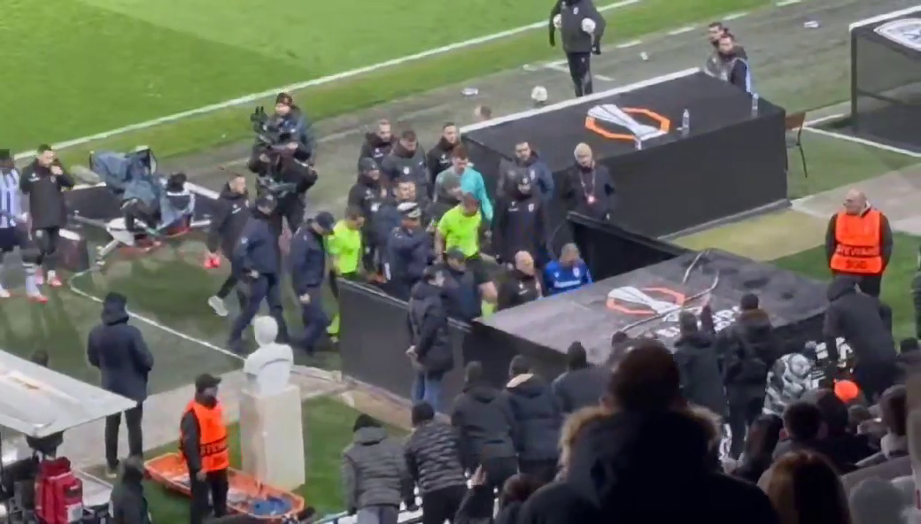 Tensiune la cote ridicate la Salonic! Ce s-a &icirc;nt&acirc;mplat cu arbitrul la pauza meciului dintre PAOK și FCSB