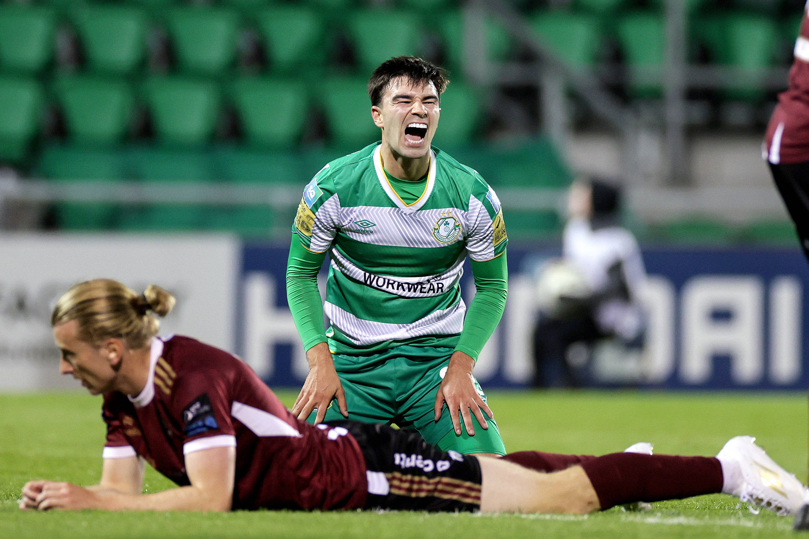 Rom&acirc;nul care e deja cu un pas &icirc;n optimile Conference League: Ce atingere magnifică!