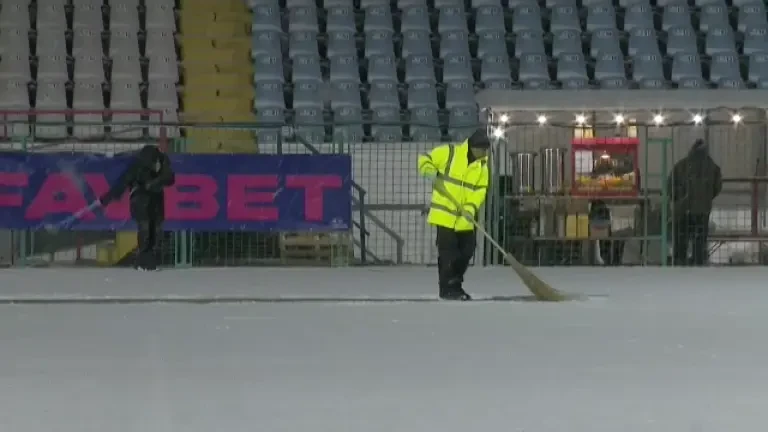 Cum arată gazonul cu două ore înainte de startul partidei dintre Gloria Buzău și FCSB