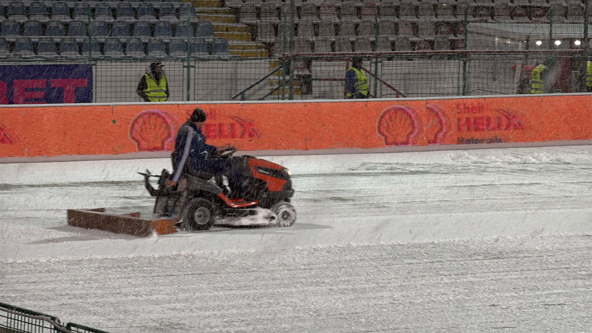 Ca-n epoca de piatră: la Buzău, zăpada e dată la o parte cu niște metode primitive. Imagini de noaptea minții!