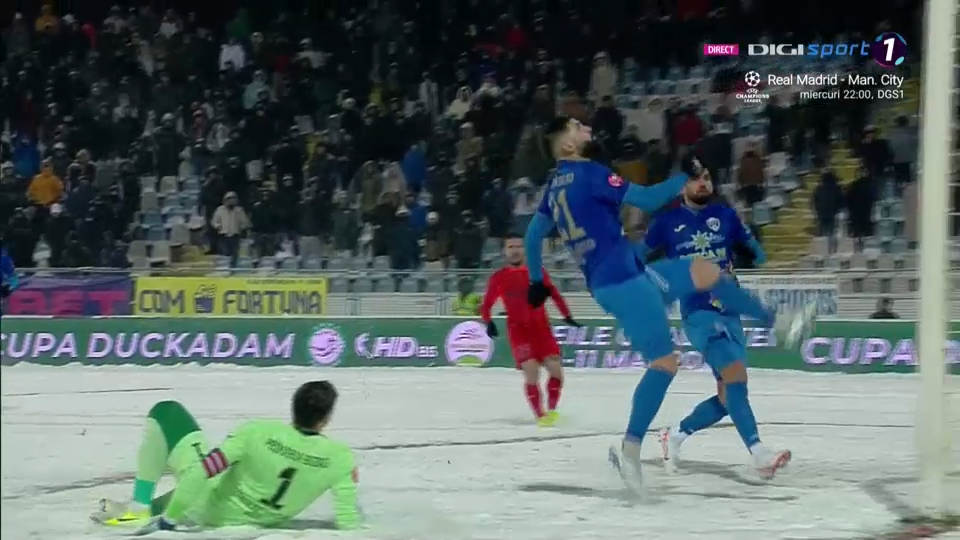 O respingere c&acirc;t un gol! Dobrosavlevici a scos mingea de pe linia porții, din foarfecă