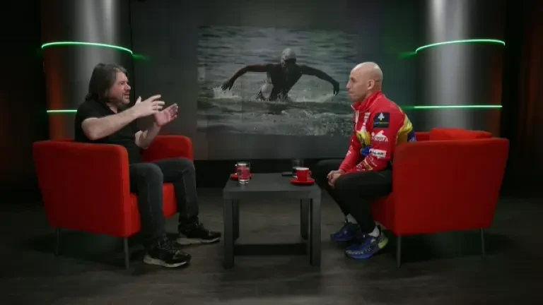 Plătește bani grei ca să &icirc;noate noaptea, deasupra rechinilor, &icirc;n Hawaii. Costurile aventurilor incredibile ale &icirc;notătorului Paul Georgescu