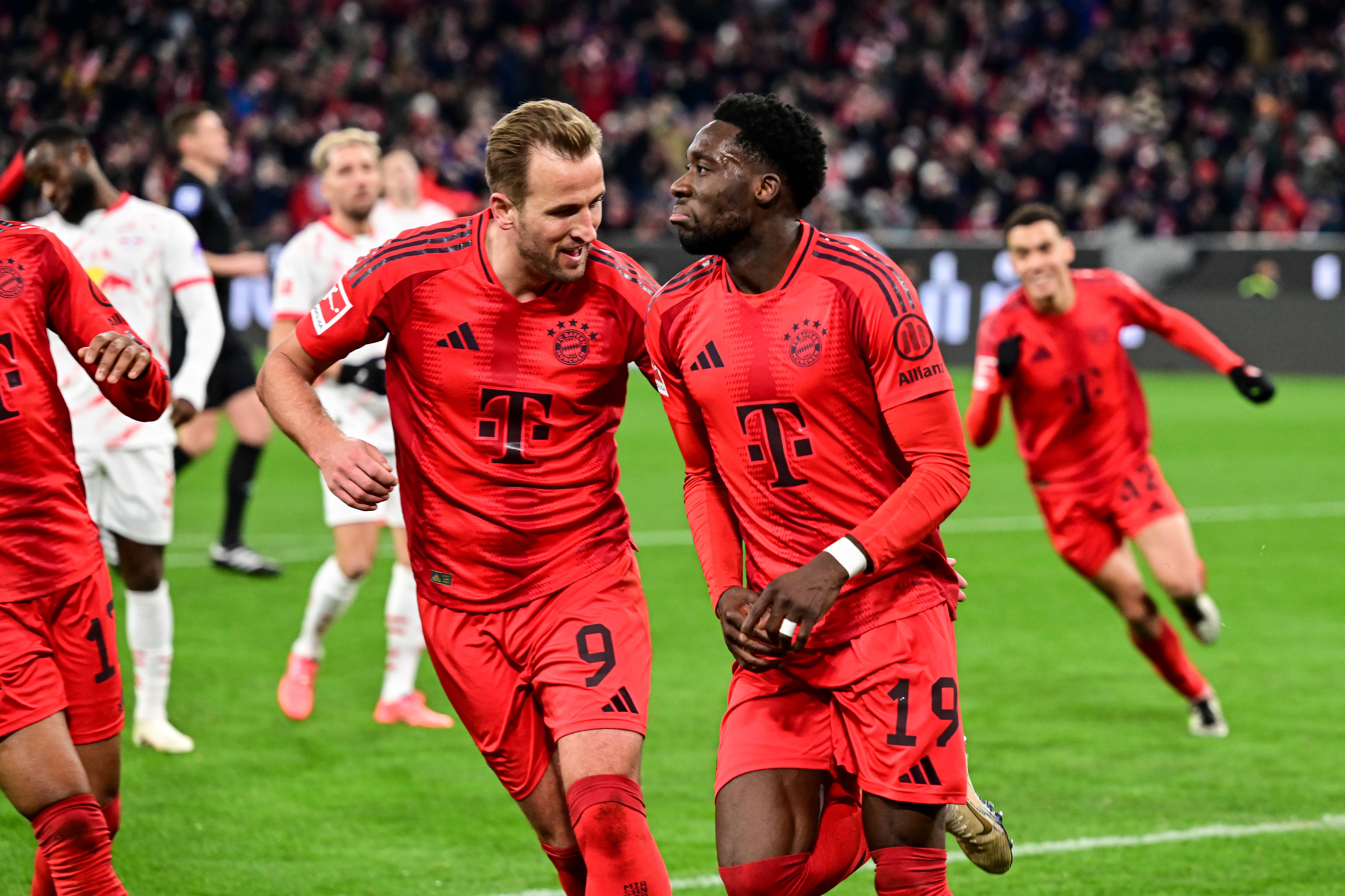 No Kane, no gain! Alphonso Davies a ieșit la rampă cu un gol-record &icirc;n 90+4 pentru calificarea lui Bayern Munchen