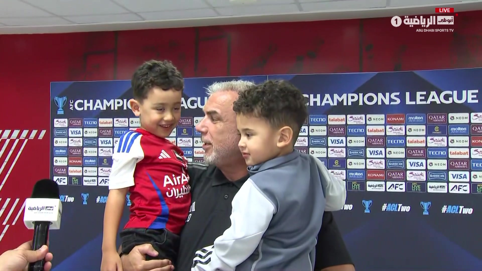 Olăroiu, interviu viral &icirc;n Emirate după un meci de infarct: &bdquo;Vă prezint noii mei jucători&ldquo;