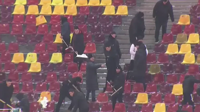 Sute de fani au ajutat la deszăpezirea tribunelor de pe Arena Națională, &icirc;nainte de FCSB - PAOK