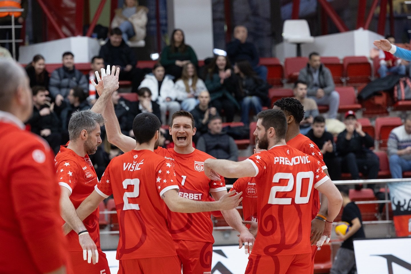 Dinamo a c&acirc;știgat totuși un derby duminică și e pe locul 1! C&acirc;ndva finală de Champions League, acum &rdquo;un meci fără miză&rdquo;
