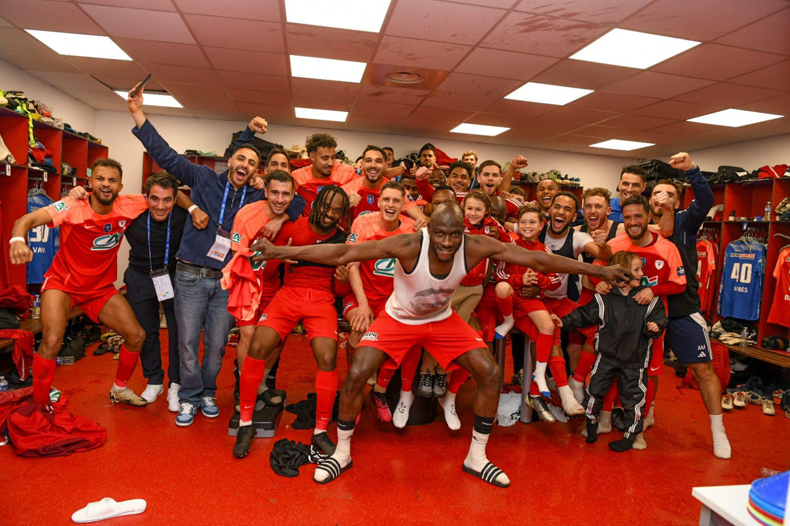 Festivalul de la Cannes! Echipa marelui Zinedine Zidane, acum &icirc;n Liga 4, s-a calificat &icirc;n semifinalele Cupei Franței