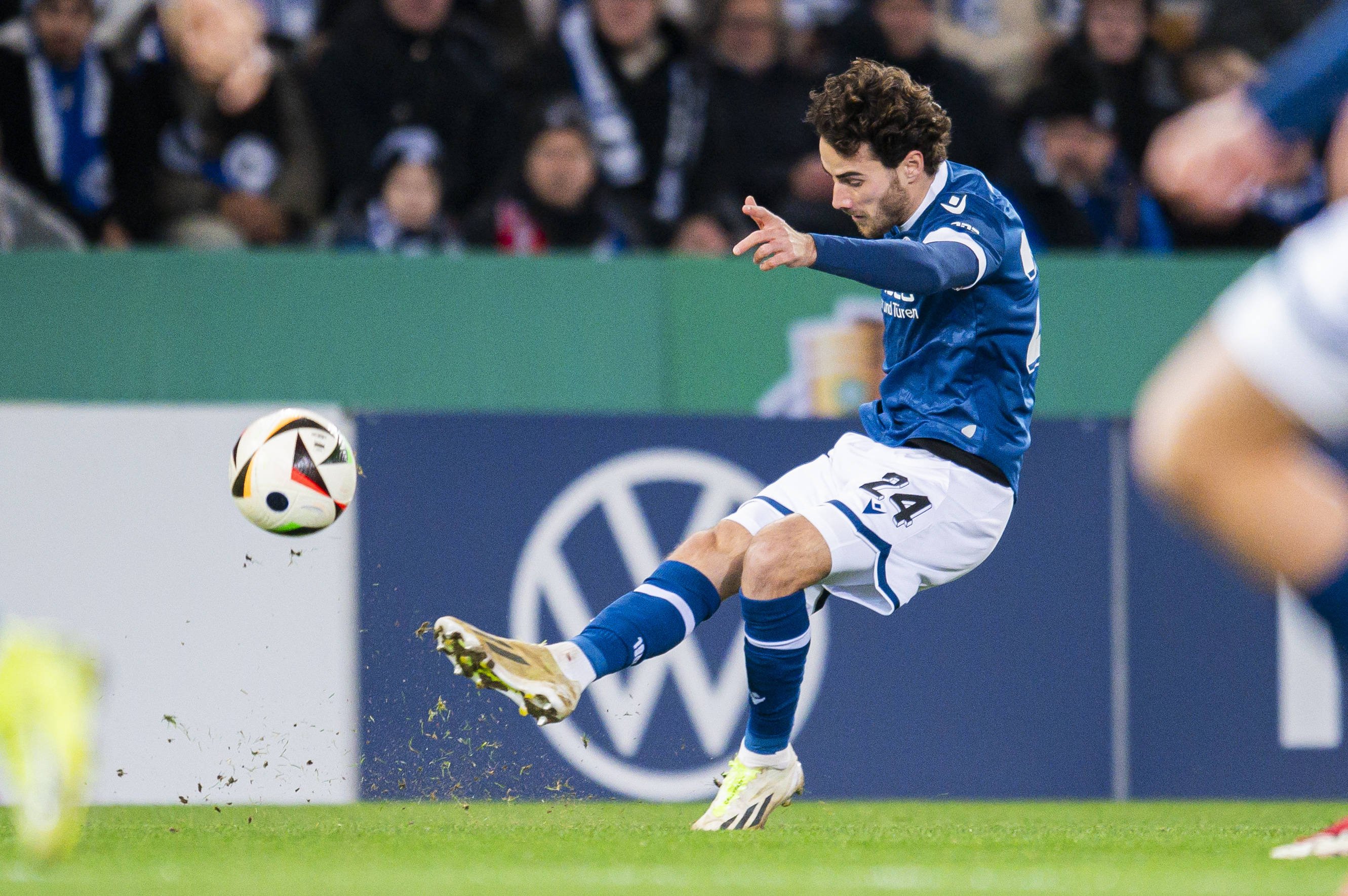 Fotbalistul rom&acirc;n care uimește Germania, interviu pentru Sport.ro! A jucat la Bayern Munchen și este &icirc;n semifinalele Cupei după ce a dat un gol fabulos: &rdquo;De ce să nu jucăm și finala?&rdquo;
