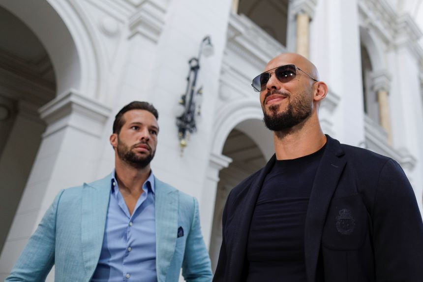 Fraţii Tate au plecat din Rom&acirc;nia cu un avion privat! Andrew a practicat kickbox și are 76 de victorii &icirc;n palmares