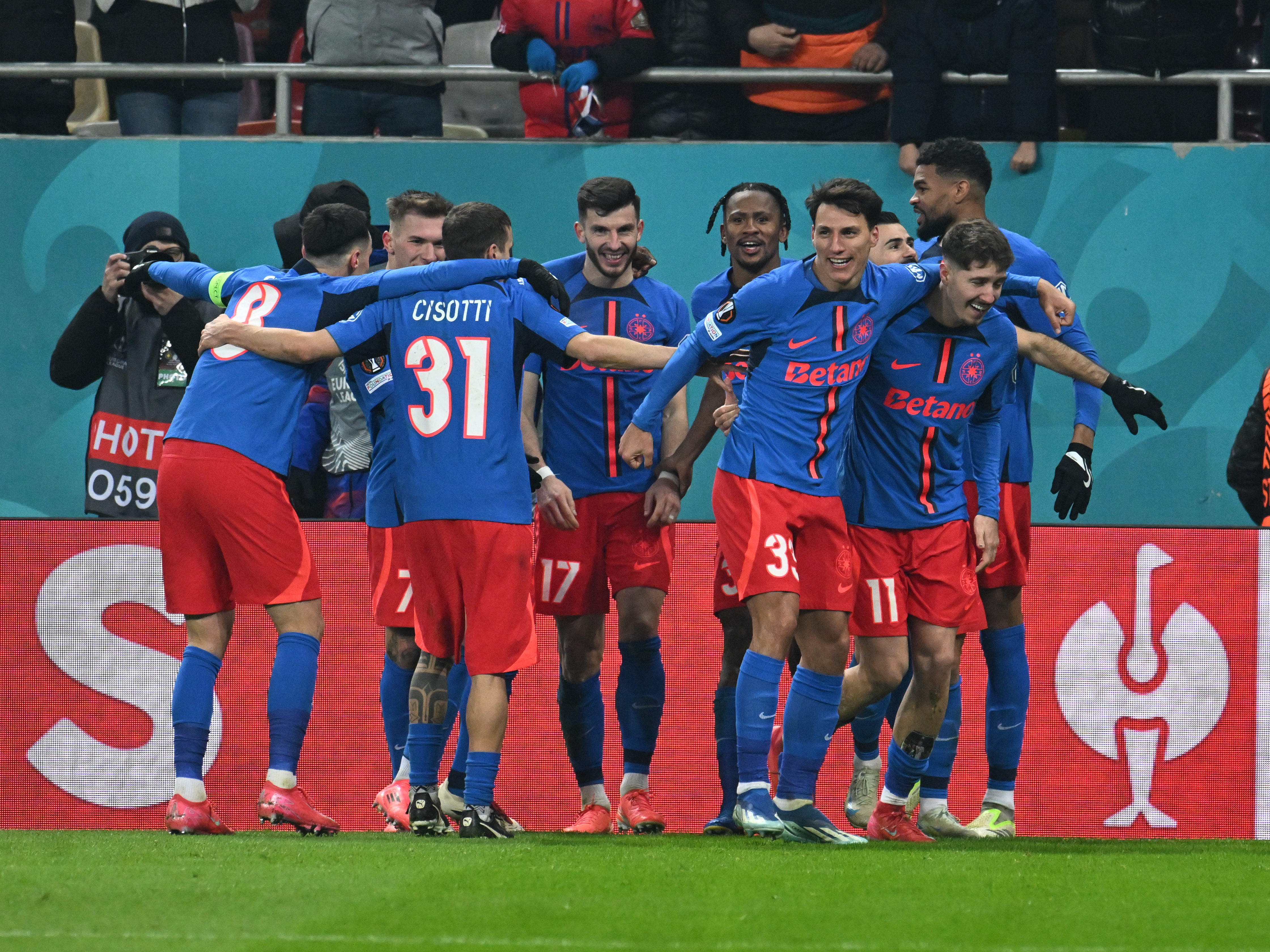 Echipele de start la FCSB - Lyon. Decar surpriză la campioana Rom&acirc;niei + Lacazette, pe bancă