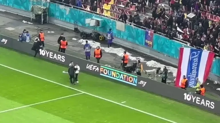 Fanii FCSB-ului au intrat pe teren, &icirc;nsă Thomas Neubert a reacționat imediat și i-a trimis &icirc;napoi &icirc;n tribune