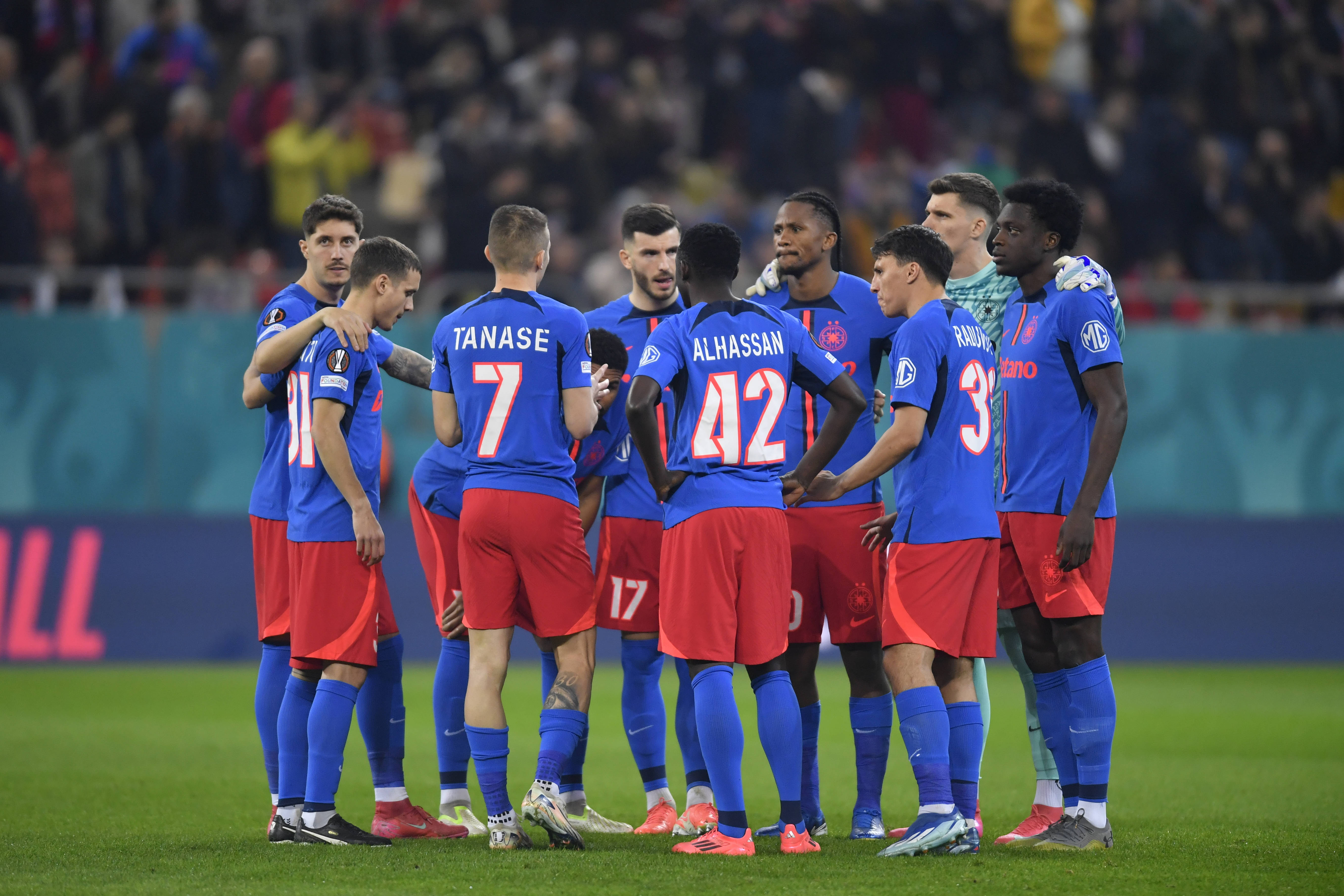 Francezii de la Olympique Lyon, impresionați de titularul lui FCSB! Ar putea prinde transferul carierei