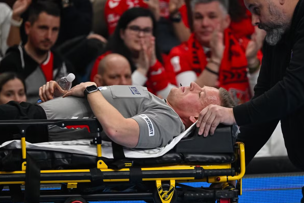 Momente de panică! Arbitrul a fost scos pe targă de pe teren, pentru a doua oară &icirc;n două săptăm&acirc;ni