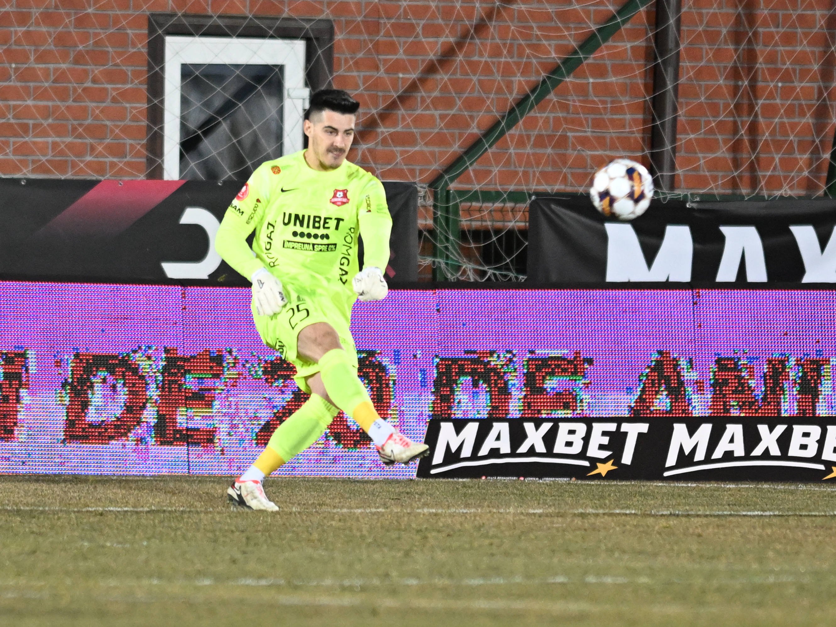 Cătălin Căbuz, Ederson de Rom&acirc;nia! La meciul 200 &icirc;n Superligă, portarul lui FC Hermannstadt a dat pasa de gol &icirc;n 1-0 cu Rapid