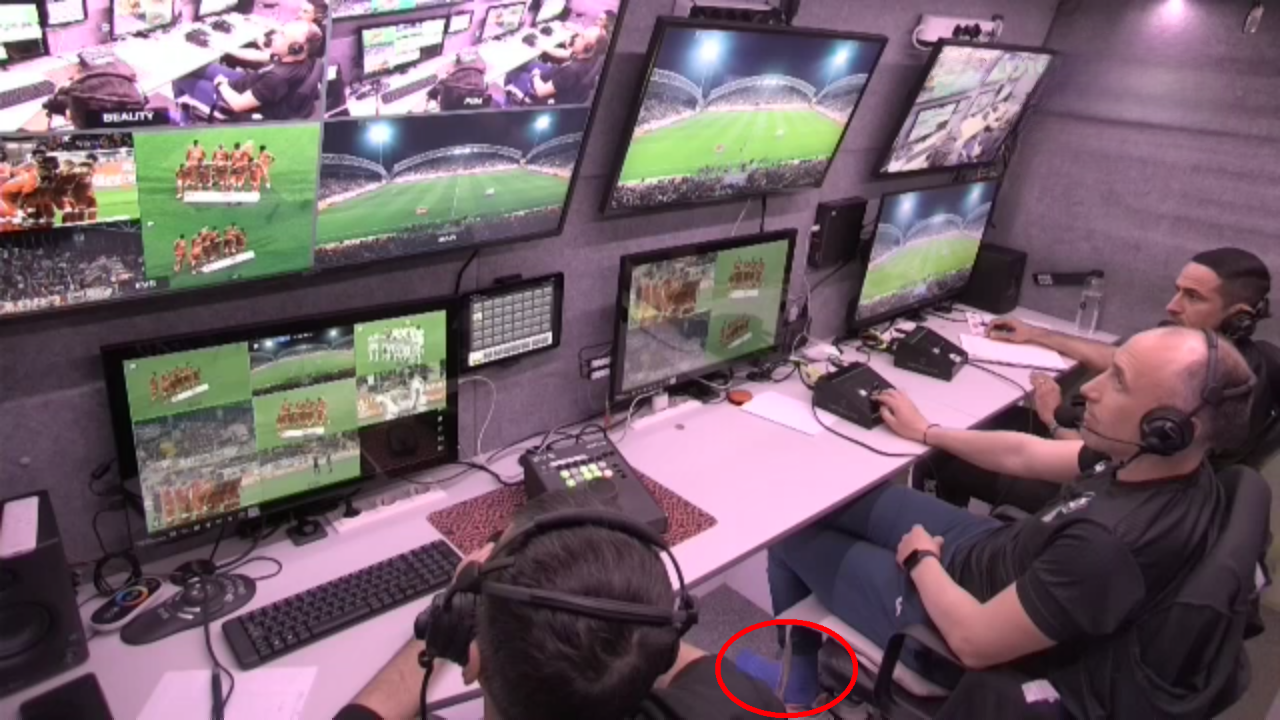 Imaginile serii vin din camera VAR! Cum a fost surprins arbitrul la UTA &ndash; Dinamo: &rdquo;Băi, vezi că se vede, nu e frumos!&rdquo;