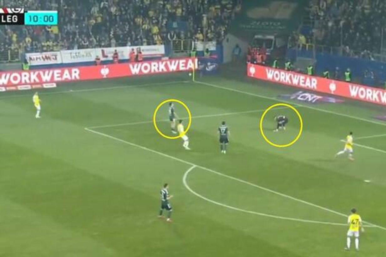 Caz neverosimil &icirc;n Polonia: un suporter a păcălit portarul, iar Legia a marcat un gol cum rar se vede