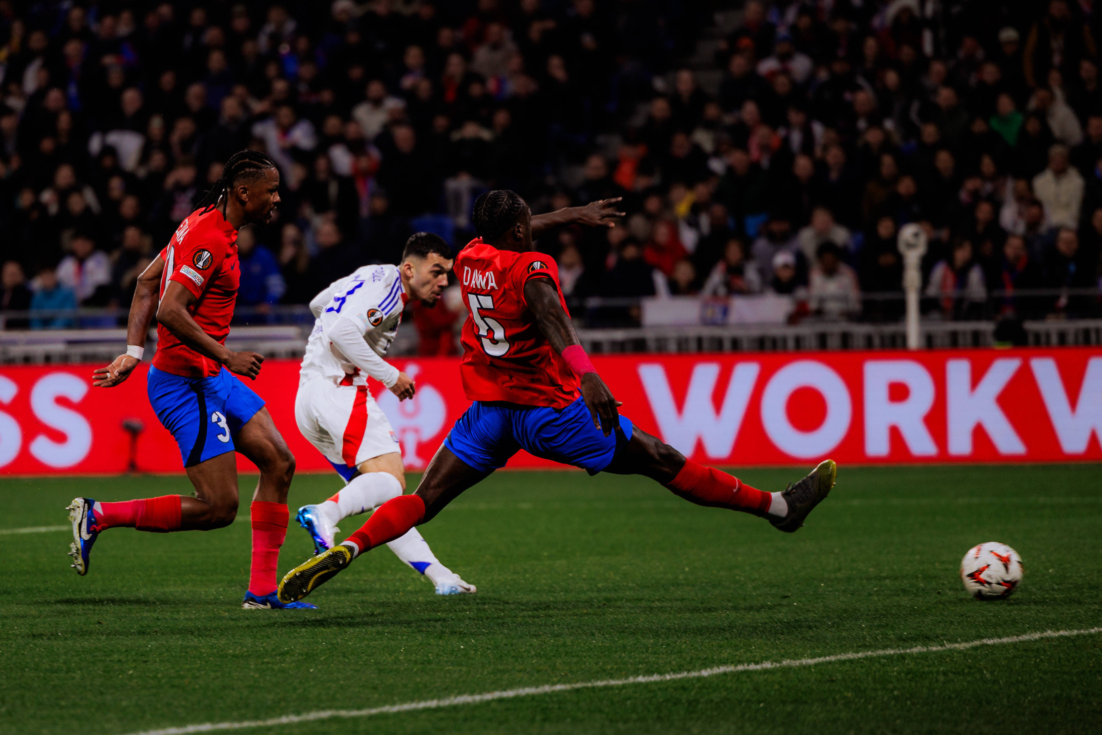 Cel mai slab jucător al lui FCSB &icirc;n 0-4 cu Olympique Lyon! Ce notă aproape de perfecțiune a primit Georges Mikautadze