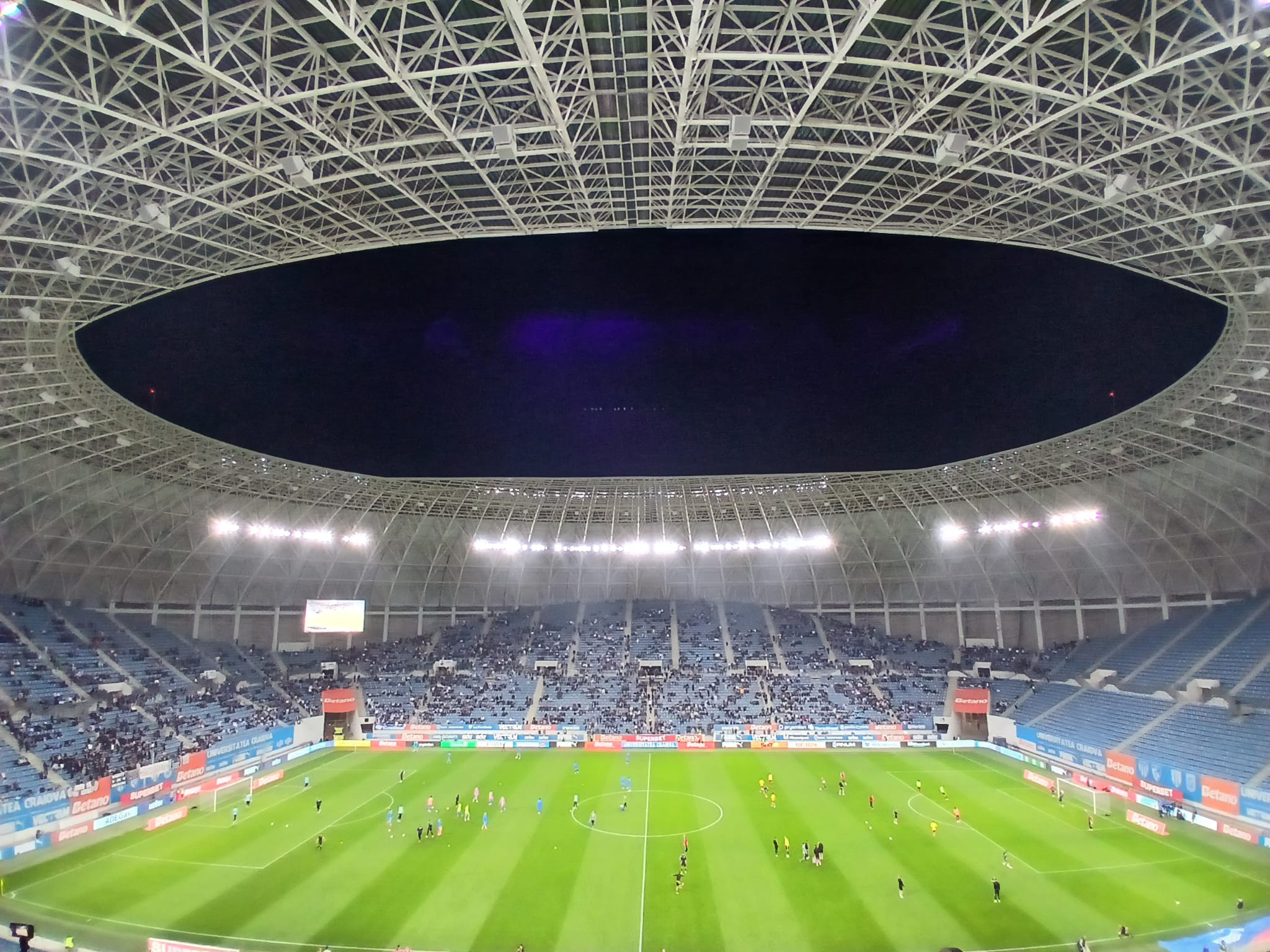 C&acirc;ți suporteri sunt &icirc;n tribune pentru primul meci din play-off