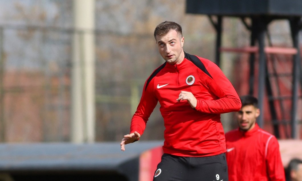 Meci interzis cardiacilor! Gol anulat pentru Daniel Popa și hat-trick &icirc;ntr-un duel cu cinci goluri