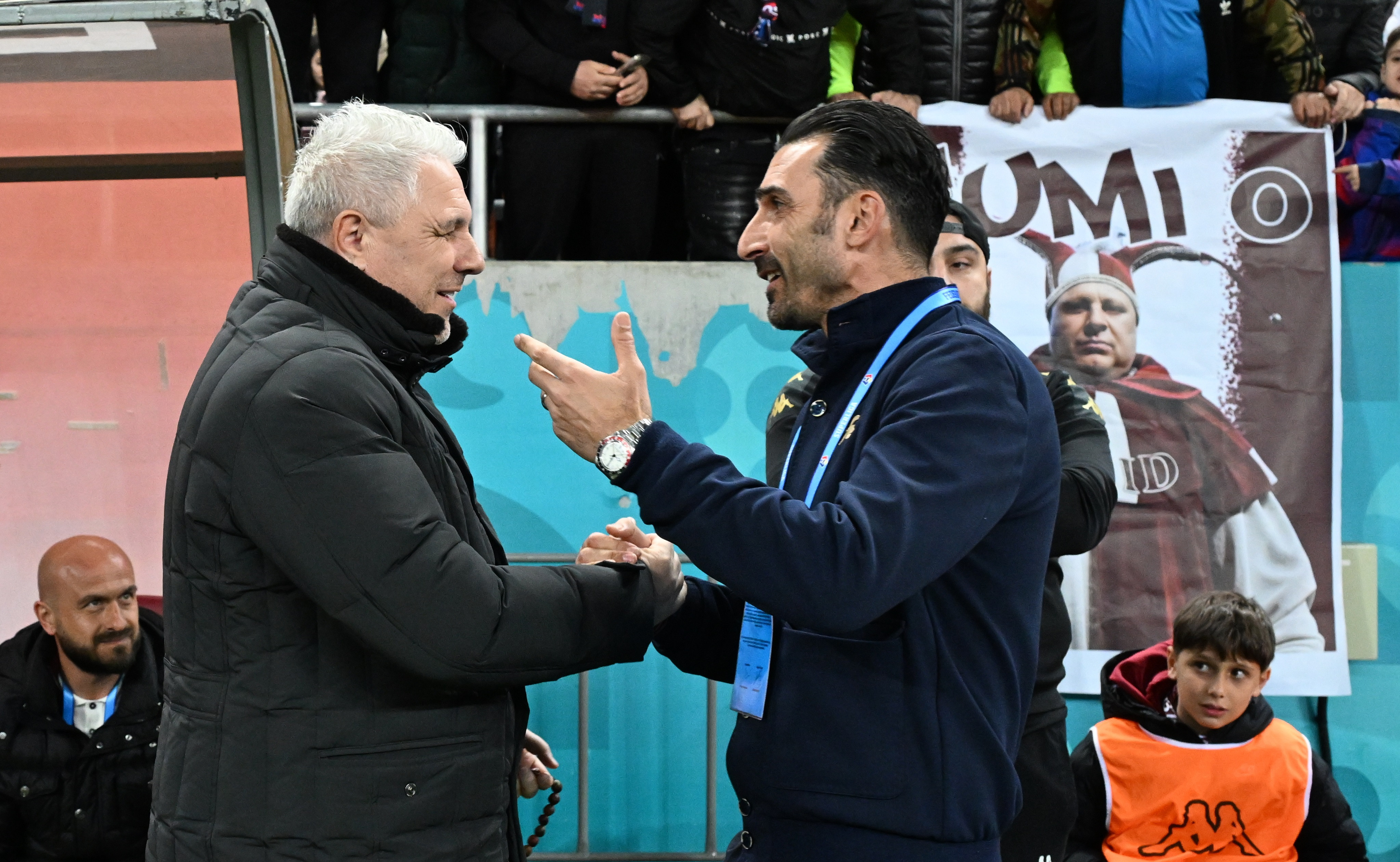 Ce i-ar fi spus, de fapt, Șumudică lui Charalambous și reacția conducerii de la Rapid: Normal că ar fi grav dacă e așa!