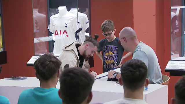 Radu Drăgușin, copleșit de emoții c&acirc;nd a auzit &icirc;ntrebarea unui copil: &rdquo;Mi s-a făcut pielea de găină. Pentru asta o să-ți ofer tricoul meu semnat&rdquo;