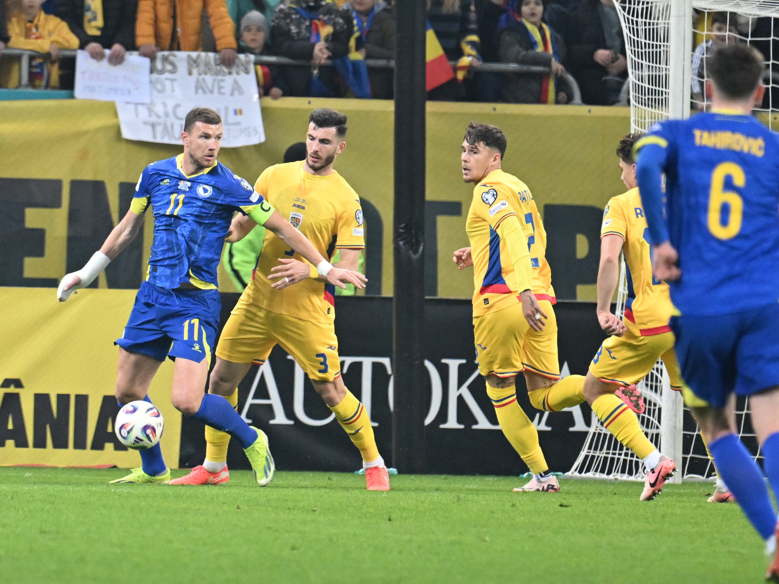 Ți-a convenit c&acirc;nd nu a dat roșu . Tricolorul care trebuia eliminat &icirc;n Rom&acirc;nia - Bosnia 0-1