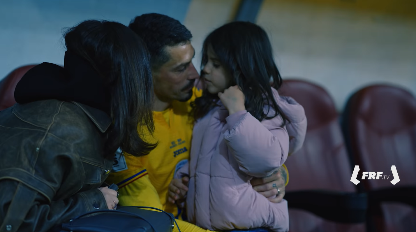 Imagini emoționante cu Nicolae Stanciu, la finalul partidei cu Bosnia: C&acirc;nd fotbalul nu te răsplătește și aplauzele se sting, familia e acolo