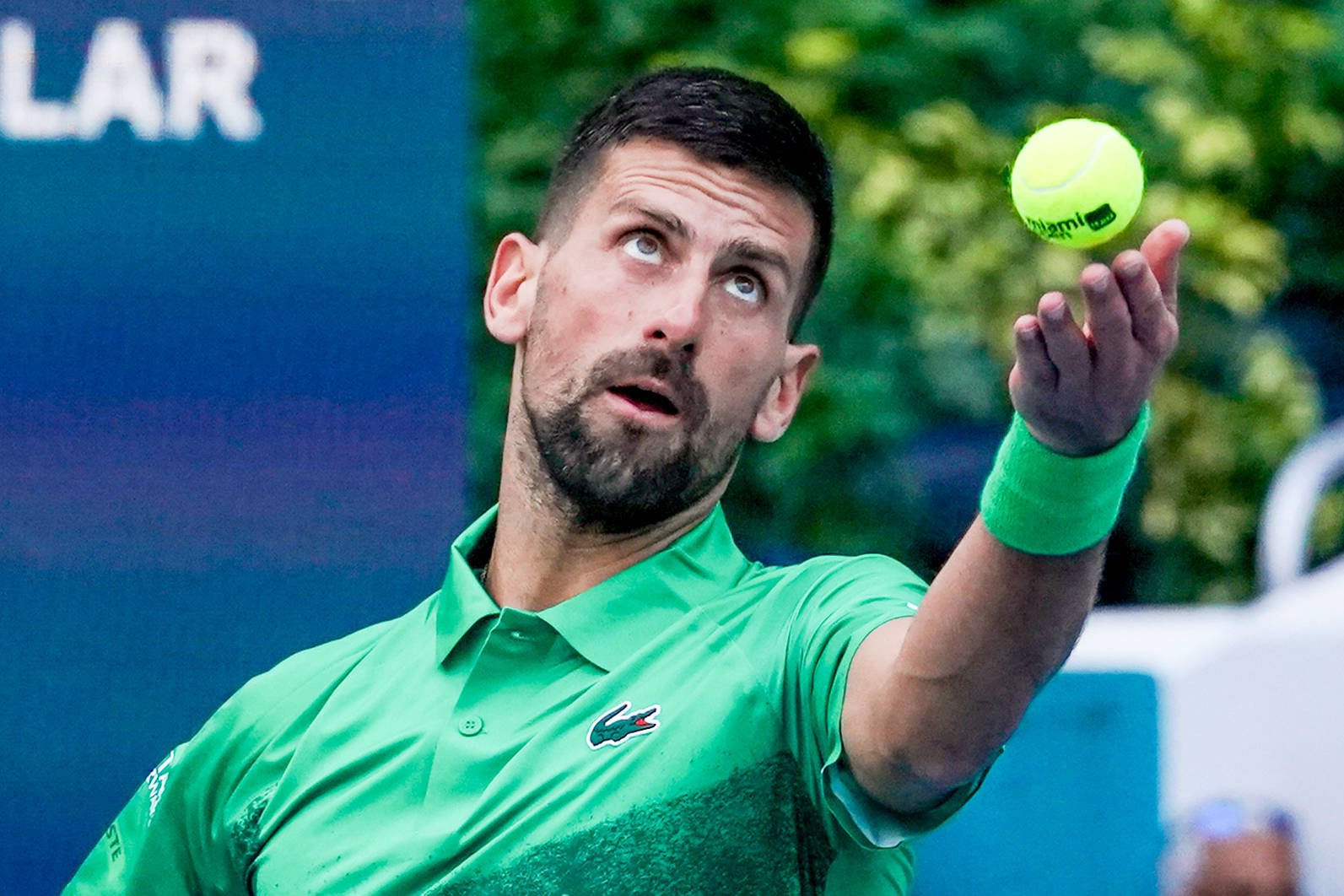 Cum adică mănuși de gheață? Djokovic a folosit o metodă nouă de recuperare &icirc;n pauzele meciului, la Miami