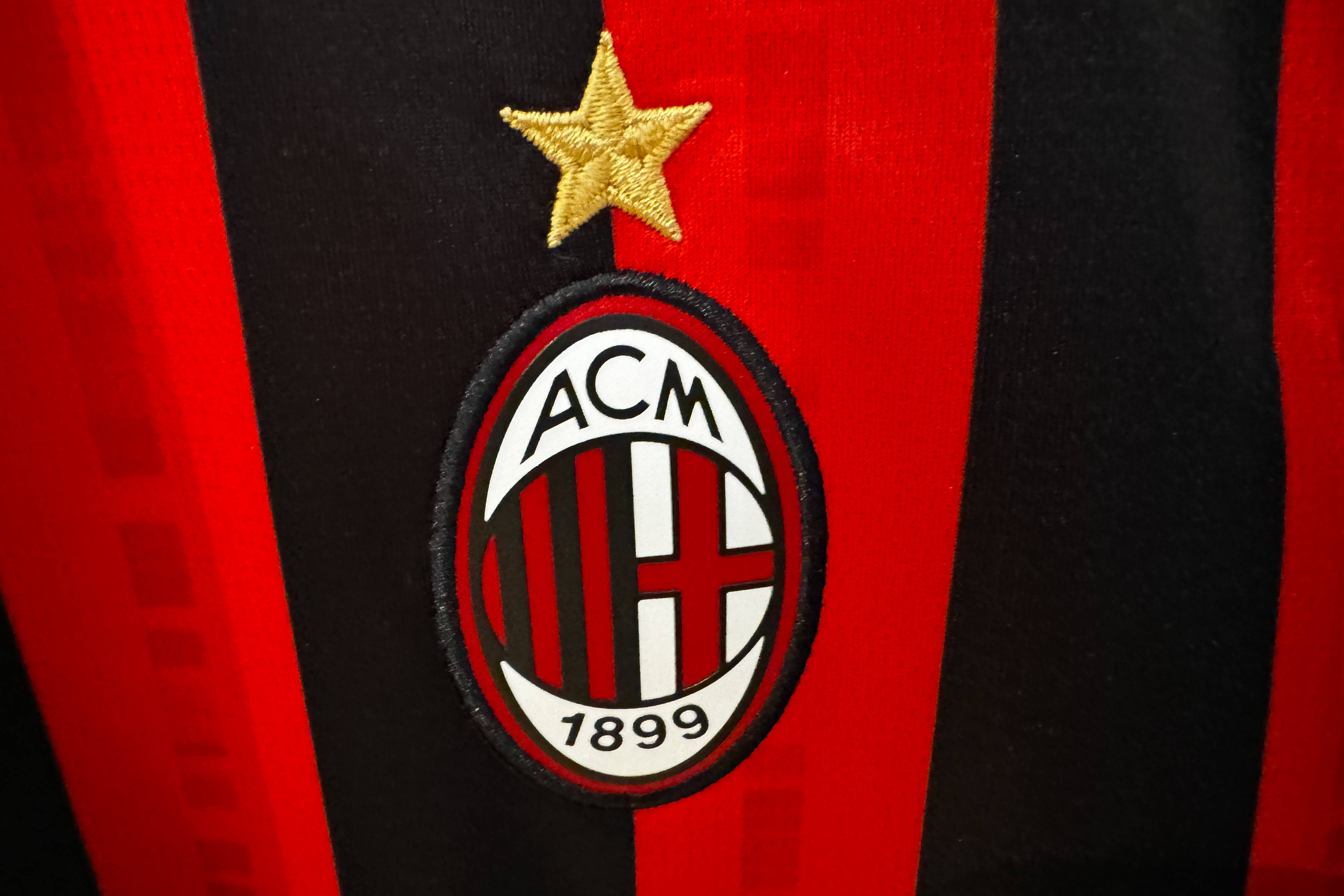 Fotbalistul rom&acirc;n dorit de AC Milan: Europa a luat foc, m-au sunat zeci de impresari