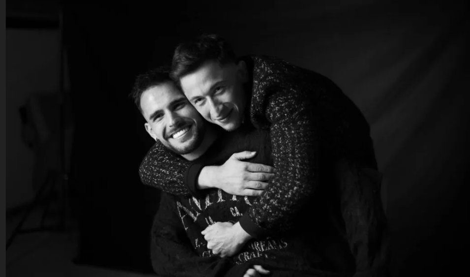 Suporterii deschid ușa vestiarului naționalei . Documentarul Generația de Suflet , regizat de Remus Achim, se vede pe VOYO