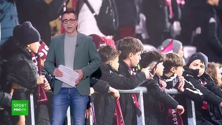 Copiii au creat o atmosferă specială în Giulești la Rapid - Craiova unde au invadat terenul după meci